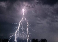 В Парканах ударом молнии убило рыбака