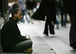 Профессиональный попрошайка ударил женщину, снимавшую его «работу»