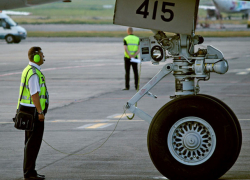 На одном двигателе: вылетевший в Кишинев самолет вернулся в Домодедово 