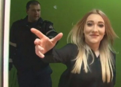 Задержанная блондинка бросалась на столичных полицейских и кусалась