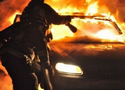 Ночной пожар на автопарковке в Кишиневе: пострадали четыре автомобиля