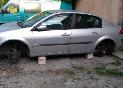 90-е вернулись? Ночью на Чеканах с автомобиля сняли все колеса