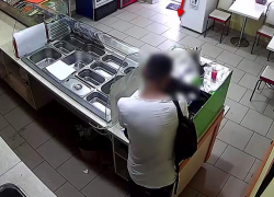 Зашел в пустую кебабную и вышел с телефоном: действия злоумышленника зафиксировали камеры наблюдения 