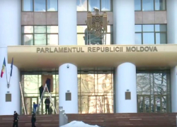 Мужчина атаковал здание парламента Молдовы бутылкой с зажигательной смесью