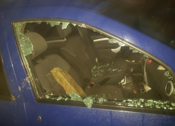 В Кишиневе хулиганы бросили кирпич в автомобиль, разбив стекло транспортного средства