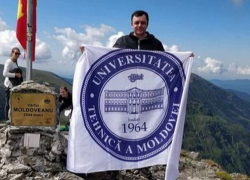 Молдавский преподаватель развернул флаг Политехнического института на вершине "румынского Эвереста"