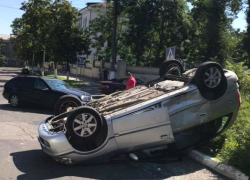 Зрелищная авария в центре Кишинева: при столкновении с Mercedes перевернулся Opel