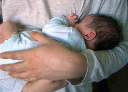 Маленький ребенок из многодетной семьи погиб после падения в туалет в Яловенах