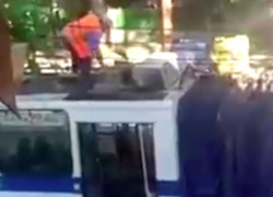 Борьбу водителя с пожаром на крыше троллейбуса в Кишиневе сняли на видео