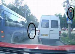 На Ботанике маршрутка проехала на красный свет и едва не сбила пешехода