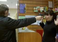 Внимание: в Кишиневе появился вооруженный пистолетом уличный разбойник