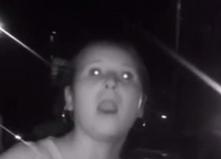 Эмоциональный скандал с пьяной девушкой, избившей охранников на Ботанике, попал на видео