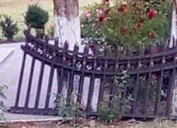 Пьяный вандал разрушил церковную оградку на Ботанике