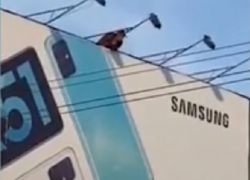 В Кишиневе мужчина залез на рекламное панно и угрожает сброситься с него