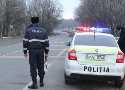 Пьяный водитель в Дрокии пытался бежать от полицейских, но его схватили через два часа погони