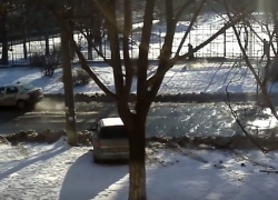 На улице Теилор по дороге течет река