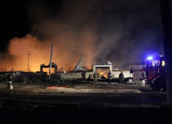 Огненный ад в Страшенах сняли на видео: сгорели склад пластмасс и новые трактора
