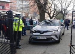 Директор школы на автомобиле врезалась в толпу детей и родителей: много жертв