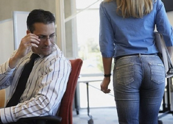 Грудь, попа или лицо: ученые выяснили, на что смотрят подвыпившие мужчины