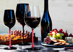 Ученые обвинили производителей посуды в том, что люди стали пить больше вина 