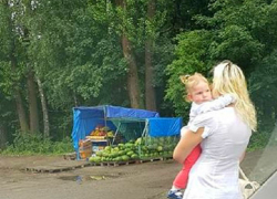 Блондинка с двухлетней дочерью на руках занималась проституцией на украинской трассе