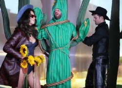 Сексуальная ковбойша Ирина Шейк заарканила небритого человека-кактуса на странном видео 