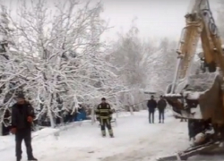 В Кишиневе вытаскивали грузовики с помощью тракторов