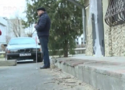 Столичный водитель обвиняет слепого в том, что тот разбил ему лобовое стекло