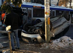 Автомобиль вылетел с дороги и перевернулся в центре Кишинева