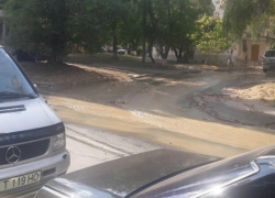 Улица Тестемицану превратилась в болото из-за прорыва трубы