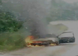 Водитель в последний момент выпрыгнул из загоревшегося автомобиля под Сороками