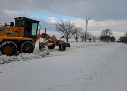 Ночная битва со снегом: дороги Молдовы остаются проходимыми благодаря спецтехнике