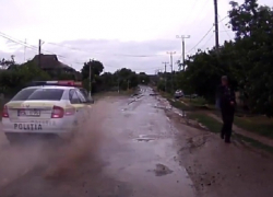 Полицейская машина окатила грязью мужчину в Молдове и попала на видео 