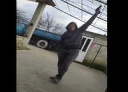 Юный дерзкий «гангстер» устроил не умное шоу с пальбой для Tik-Tok
