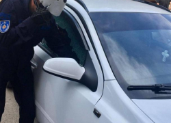 Бельцкие спасатели вызволили двухлетнего ребенка из запертой машины  