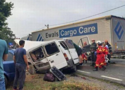 Молдавский микроавтобус попал в страшную аварию в Румынии, пострадали десять пассажиров