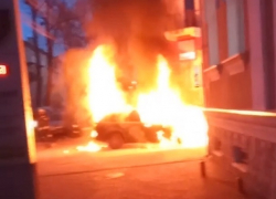 Автомобиль, охваченный огнем в центре Кишинева, сняли на видео