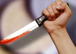Молодой человек нанес ножевые удары бывшей жене, после чего покончил жизнь самоубийством на глазах у 5-летнего ребенка