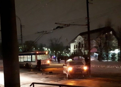 Такси врезалось в троллейбус у посольства Украины в Кишиневе