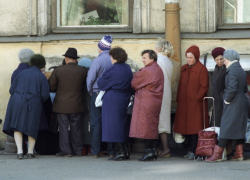 Население сокращает расходы и переходит на неофициальную работу