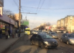 Трех молодых женщин сбил выброшенный на тротуар после ДТП автомобиль на Буюканах 