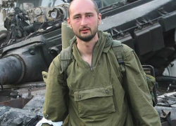 Киллер застрелил в киевском подъезде известного российского журналиста: жена увидела его в луже крови