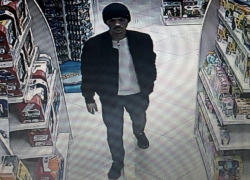 Хмурый человек в шапочке украл телефон кассира в Кишиневе