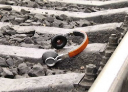 Поезд насмерть сбил юношу, который слушал музыку в наушниках