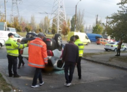 В результате ДТП машины службы такси перевернулась на крышу