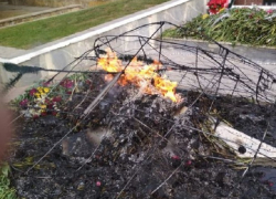 Вандалы сожгли венки на Вечном огне Мемориала славы в Комрате