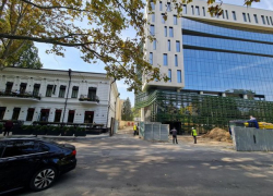 Контрасты Кишинева - два соседних здания, а какая разница в сохранении одного и в "преобразовании" другого