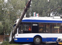 Троллейбус на полном ходу врезался в столб на Рышкановке