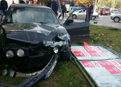 На Рышкановке BMW сбил два панно с предвыборной рекламой