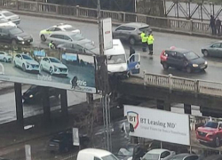 Маршрутка едва не упала с Измайловского моста вследствие аварии